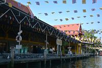 Quai thaïlandais avec drapeaux à Bangkok