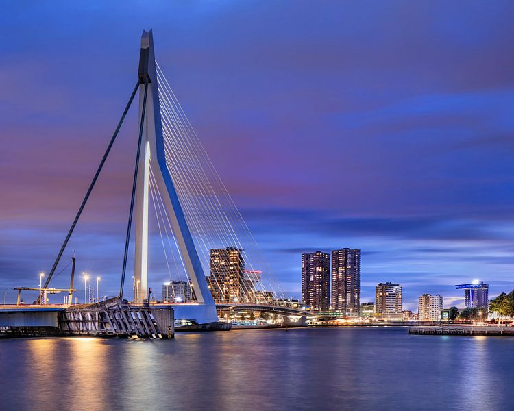 Erasmus-Brücke Rotterdam in der bunten Dämmerung von Tony Vingerhoets