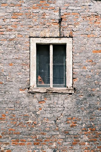 Oude bakstenen muur met wit raam / 2 | Elburg, Nederland | Straatfotografie