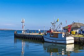 Vissersboot in de haven van Vitte op het eiland Hiddensee van Rico Ködder