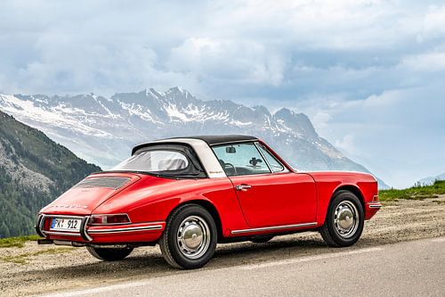 Porsche 912 Targa klassieke sportwagen in de Alpen