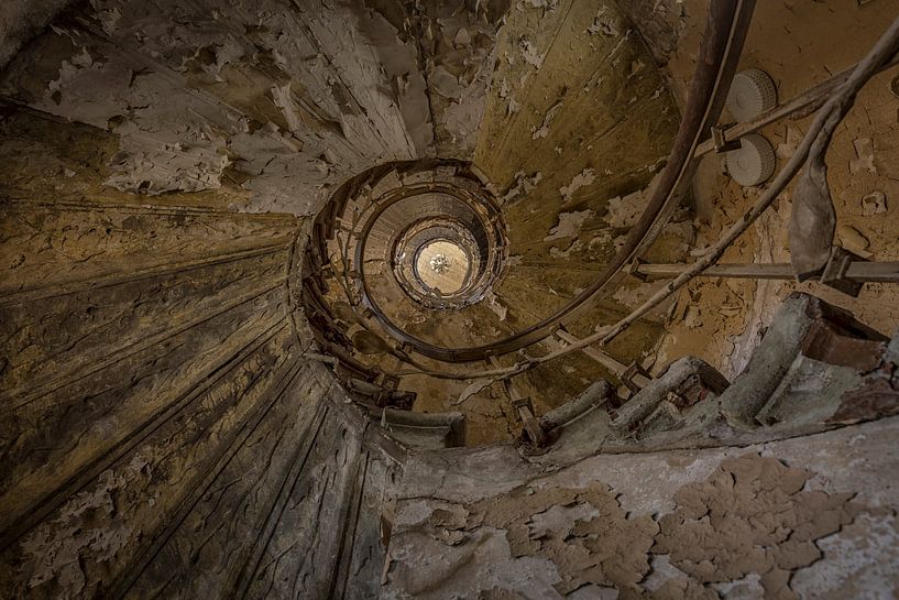 Decay stairs van Kelly van den Brande