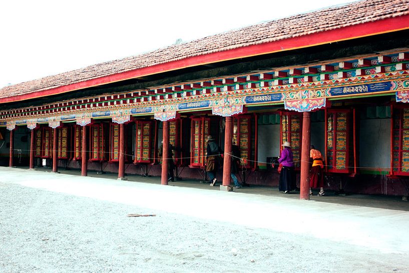 Tibetanen draaien aan gebedswielen in tempel von André van Bel