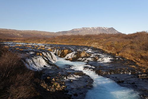 Prachtige turquoise Bruarfoss waterval, IJsland