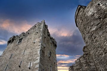 Torens van Ross Castle bij zonsondergang. Ierland van Albert Brunsting