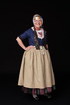 Portrait d'étude d'une femme en costume traditionnel