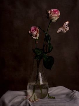 Stillleben von Rosen in mundgeblasener Vase von Beeldpracht by Maaike