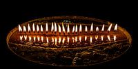 Brennen Butter Kerzen in einem dunklen Tempel in Tibet von Rietje Bulthuis Miniaturansicht