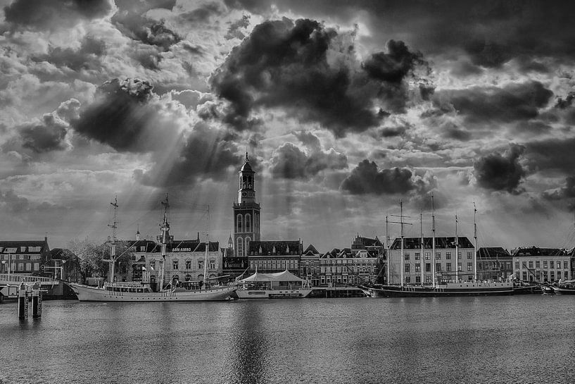 Schwarz-Weiß, Wolken, Licht, Kampen, Niederlande von Maarten Kost