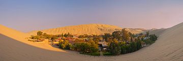 Panorama eines Sonnenaufgangs in der Oase von Huacachina, Peru