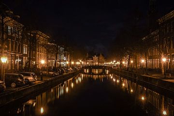 Maisons de canal sur le Rapenburg à Leiden sur Dirk van Egmond