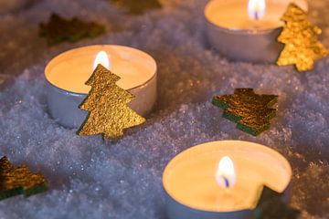 Kerstmis winter achtergrond met kaarsen en ornamenten op sneeuw van Alex Winter