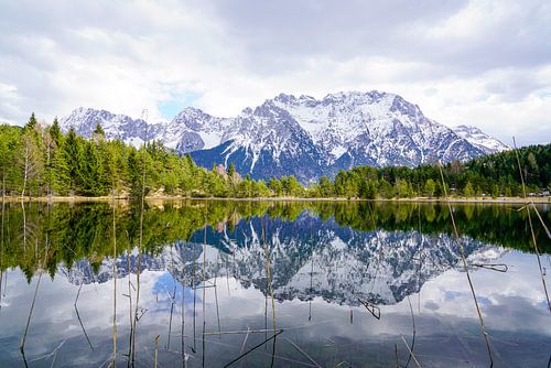 Het rustige Luttenmeer bij Mittenwald, omgeven door alpenatuur en een stil berglandschap.