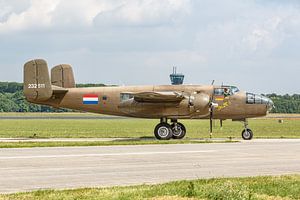 North American B-25N Mitchell auf dem Luftwaffenstützpunkt Volkel. von Jaap van den Berg