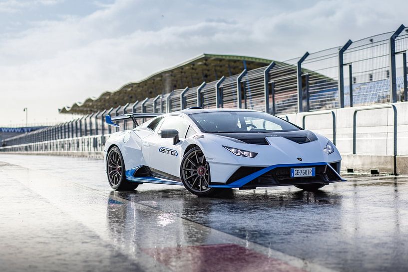 Lamborghini Huracan STO auf der Rennstrecke von Assen von Martijn Bravenboer