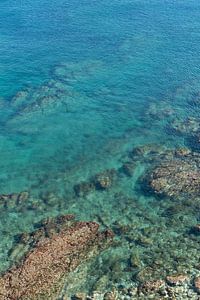 Klares Wasser an der felsigen Mittelmeerküste
