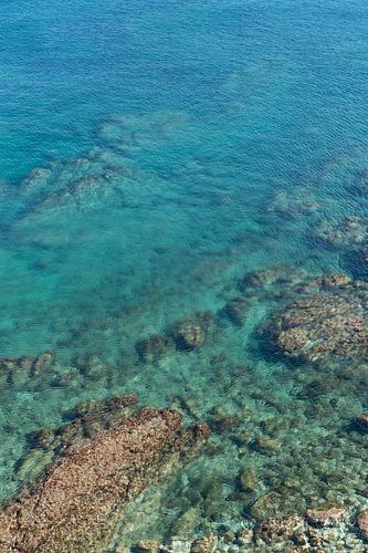 Klares Wasser an der felsigen Mittelmeerküste