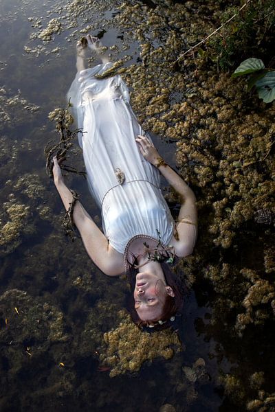 Oh Ophelia - vrouw in het water van Iris Kelly Kuntkes