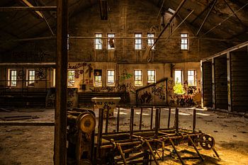 Verlassene Fabrikhalle – Lost Place mit Graffiti und rostenden Maschinen