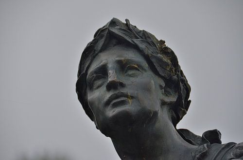 Beeld in de tuin van de witte kerk bovenop de berg de Monserrate