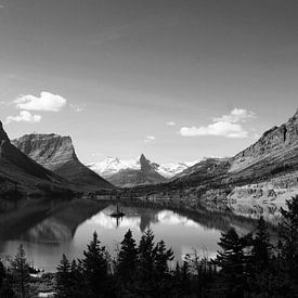 Beautiful landscape: lake between mountains von Anouk Noordhuizen