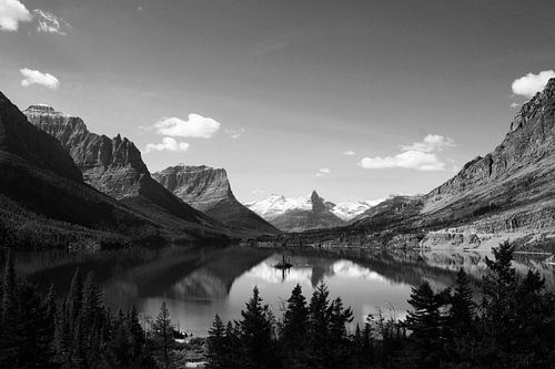 Prachtig uitzicht op meer tussen de bergen
