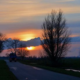 Vrachtauto op weg bij zonsondergang van Leo Huijzer