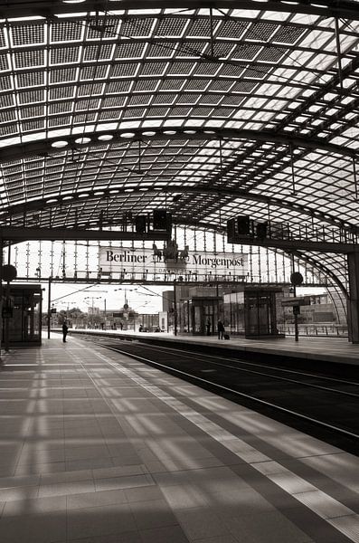 Quais de la gare centrale de Berlin dans le quartier de Moabit par Silva Wischeropp