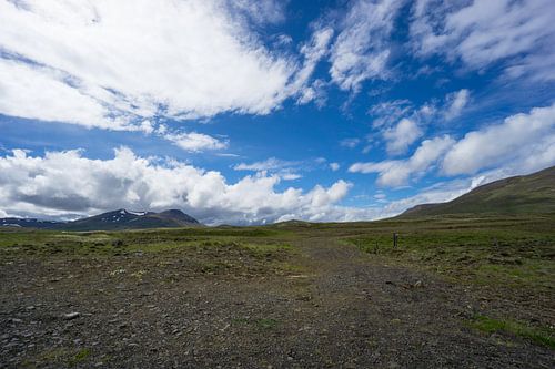 IJsland - Zonnige dag met wat wolken in weids berglandschap