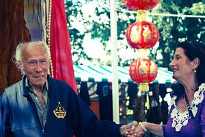 Twee generaties dansen blij