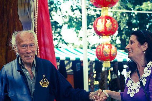 Twee generaties dansen blij