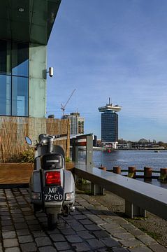 Scooter op het IJDock in Amsterdam