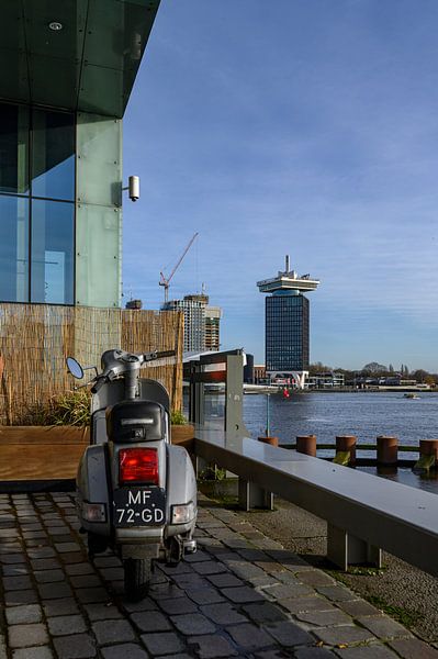 Scooter sur l'IJDock à Amsterdam par Peter Bartelings