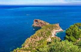 Prachtig uitzicht op natuurlijke bezienswaardigheid aan de kustlijn van het eiland Mallorca, Spanje  van Alex Winter