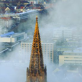 La flèche de la cathédrale de Fribourg dans le brouillard sur Patrick Lohmüller