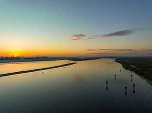 Schlittschuhlaufen auf einem See bei einem schönen Wintersonnenuntergang