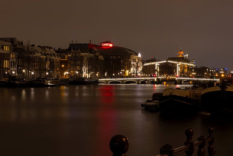 Amsterdam, die Amstel, die Skinny Bridge &amp; Theatre Carré von Bert Koppe