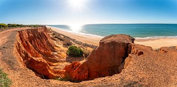 Soleil sur la plage de Praia da Falésia en Algarve, Portugal sur Leo Schindzielorz