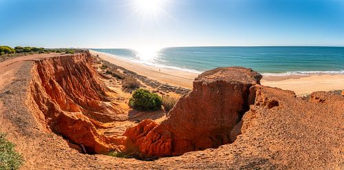 Zonneschijn op het strand van Praia da Falésia in de Algarve, Portugal