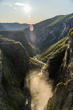 Waterval door de kloven in Noorwegen bij zonsondergang