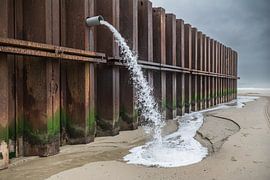 Wasser ins Meer bringen von Wouter Pinkhof