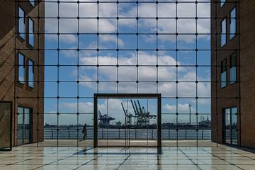 Glass wall (Hamburg) van Wil Crooymans