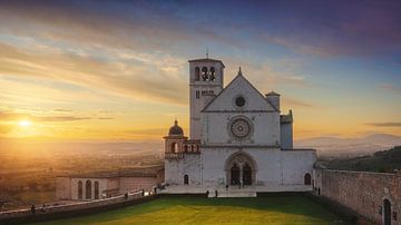 Assisi, Basilika San Francesco bei Sonnenuntergang. Umbrien von Stefano Orazzini