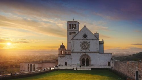 Assisi, San Francesco Basiliek bij zonsondergang. Umbrië