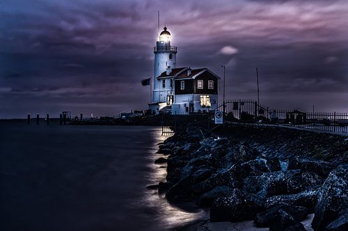 Vuurtoren van Marken in de avond