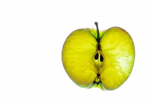 Schijfje groene appel geïsoleerd op een witte achtergrond.