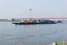 Vrachtschip op de Rijn