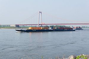 Vrachtschip op de Rijn