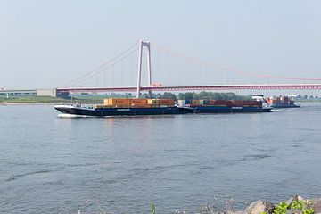 Vrachtschip op de Rijn