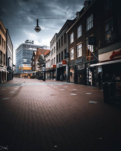 rust in de drukke winkel straten